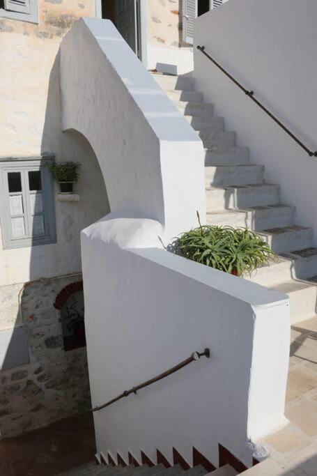 Christina'S Stone House Apartment Hidra Exterior foto